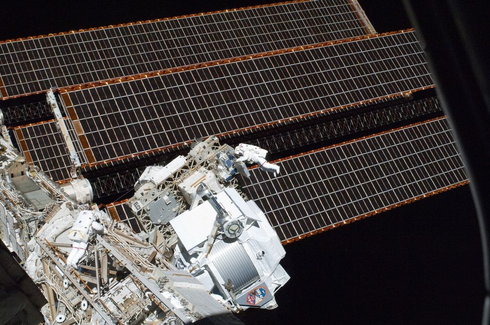 SPACEWALK: NASA-astronauter på en 19 minutters romvandring ved ISS 20. mai 2011. 