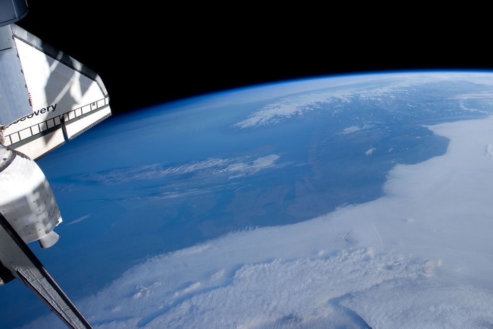 INTERNASJONAL ROMSTASJON: Norge foreviget 12. april 2010. Den internasjonale romstasjonen (ISS) gikk da bildet ble tatt i bane 354 km over Jorden. Med en hastighet på 27 700 km/t brukte den 92 minutter på en runde Jorden. Det betyr at astronautene kunne oppleve 15-16 soloppganger og solnedganger hver dag. 