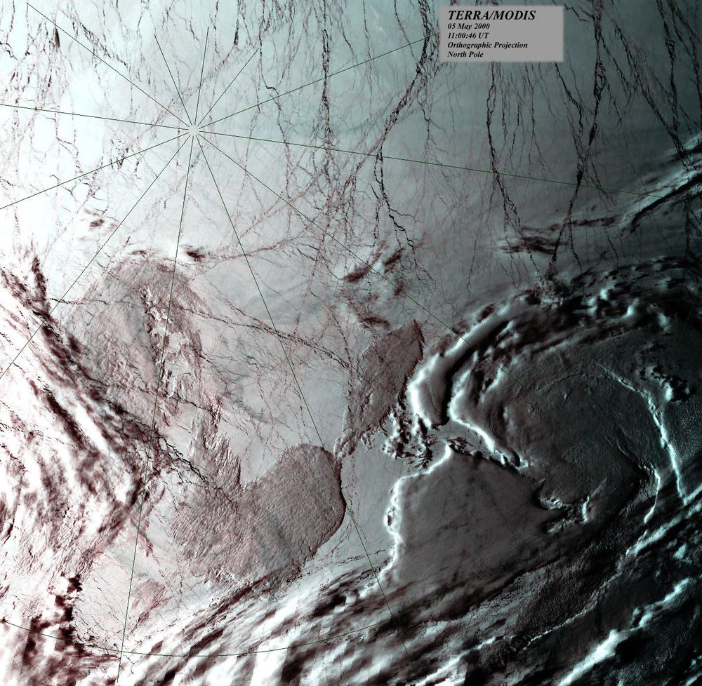 NORDPOLEN: Fargebilde som viser Nordpolen 5. mai 2000. Bildet er laget med  MODerate-resolution Imaging Spectroradiometer (MODIS) fra romfartøyet Terra. 