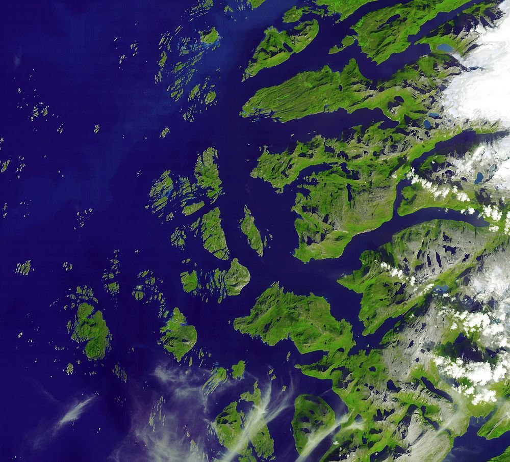 SVARTISEN: Vestenden av Skandinavias største isbre, Svartisen. Bildet er tatt med "Advanced Spaceborne Thermal Emission and Reflection Radiometer (ASTER)" på NASAs Terra satellitt, 23. august 2006. Ifølge Wikipedia er Svartisen egentlig to isbreer. Vestre Svartisen er Norges nest største (221 km²), etter Jostedalsbreen, og Østre Svartisen er Norges fjerde største (148 km²). Den ligger i kommunene Rana, Rødøy og Meløy, alle i Nordland. 
