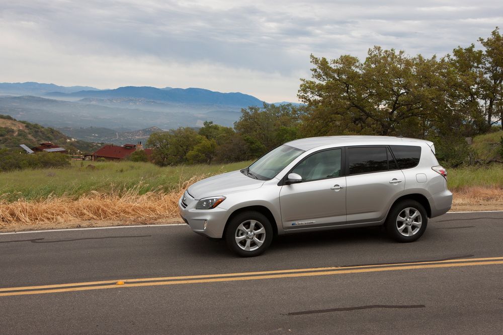 HOLDER 16 MIL: Toyota Rav 4 EV er den elektriske versjonen av Toyotas mest populære SUV. 