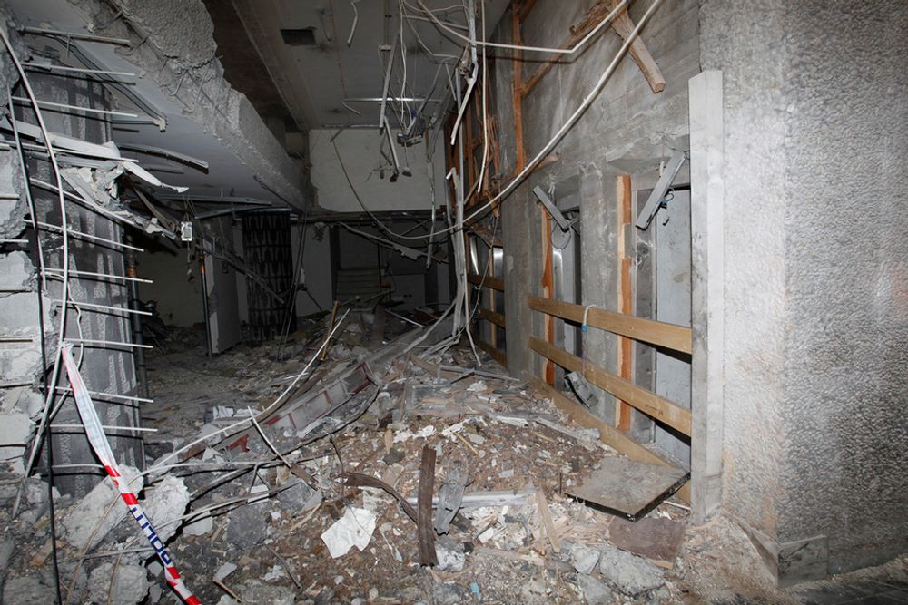 Den flere hundre kilo tunge bomben rev hull i betongfasaden og blåste ut mesteparten av resepsjonen i første etasje av Høyblokka.