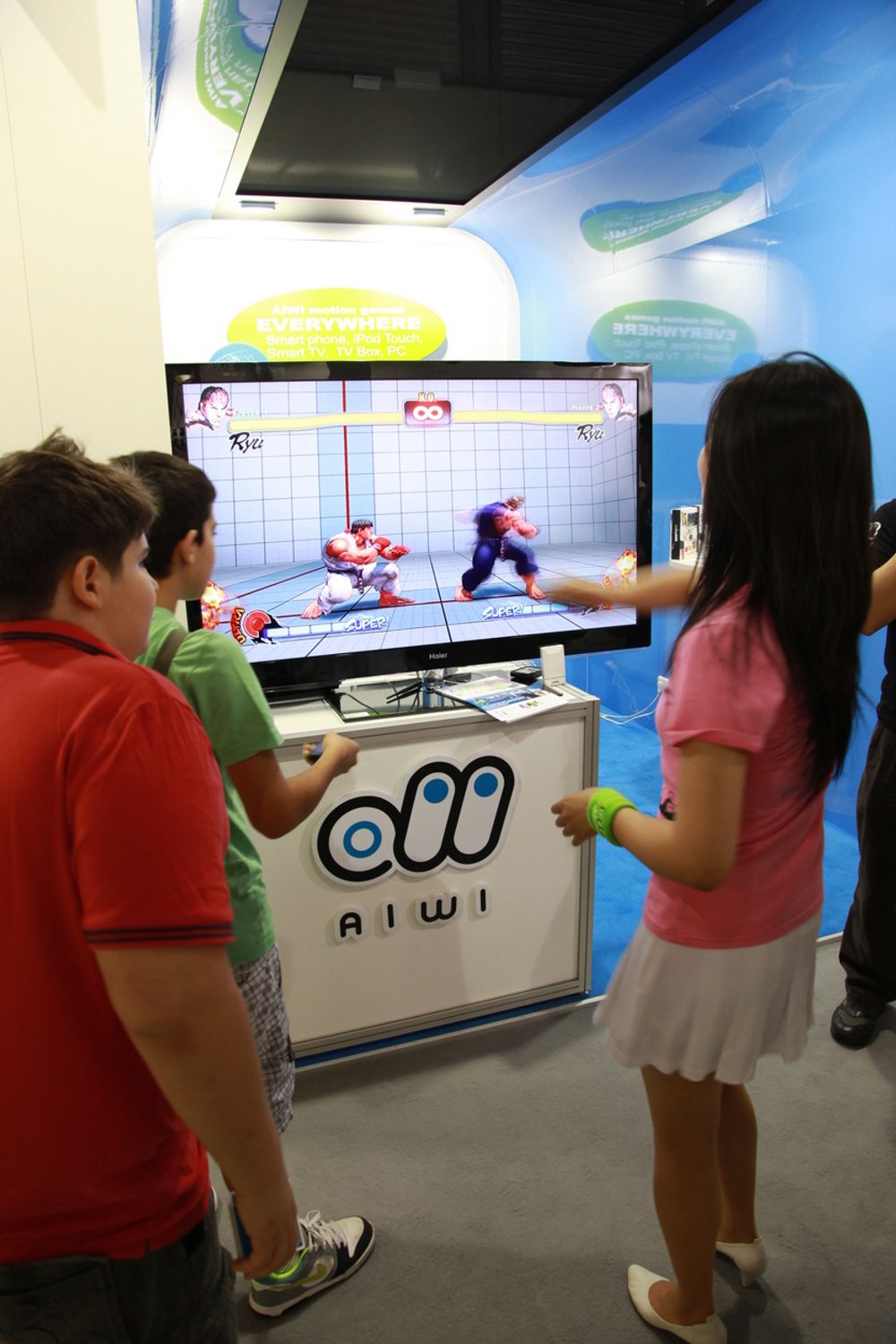 Taiwanske AIWI har utviklet et system som lar deg gi bevegelseskommandoer til spillkonsollen fra iPhone eller en Android-telefon, noe de demonstrerte med Street Fighter. Det så ikke ut til å fungere spesielt bra.