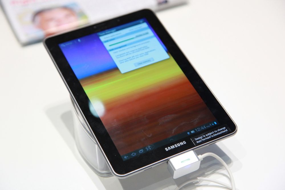 "Kein Verkauf in Deutschland" - Samsung opplyste tidlig at Galaxy Tab 7.7 ikke vil være til salgs i Tyskland med det første. Senere måtte de fjerne brettet helt fra IFA, etter at en ny rettsordre kom fra Düsseldorf i sammenheng med Apples søksmål.