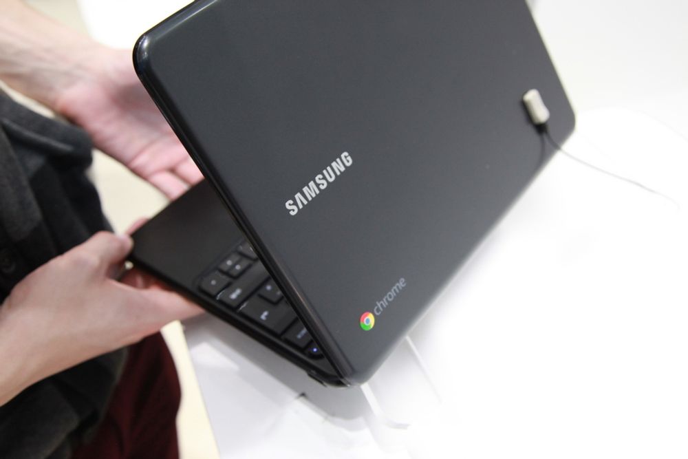 Samsungs Chromebook bruker Chrome OS, veier 1,48 kilo og har opptil 8 timers batteritid.