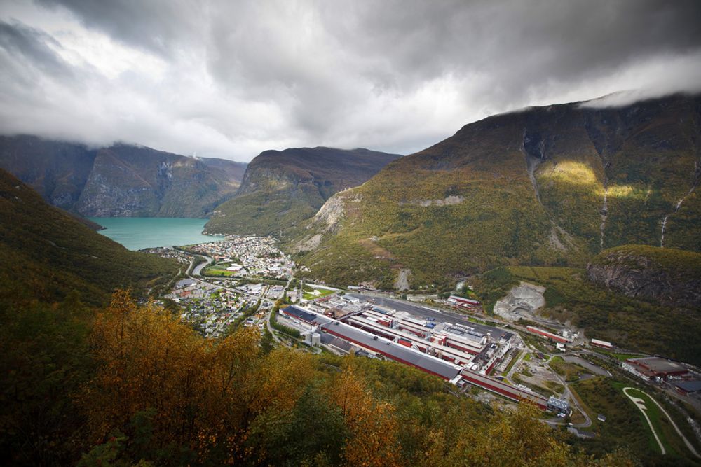 OFFENSIVT MÅL: Mellom bratte fjell innerst i Sognefjorden forsker Hydro på aluminiumsceller som skal bruke mindre energi. Målet er å komme helt ned på 10 kWh per kilo aluminium.