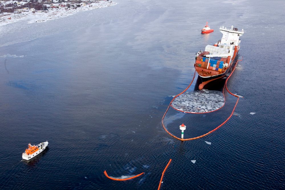 Olje fra det havarerte lasteskipet Godafoss har nådd land på Akerøya i øygruppa Hvaler.