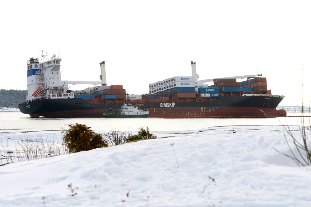 LEKKER: Containerskipet Godafoss lekker tungolje fra to eller tre tanker. Den driver inn mot land på Hvaler.