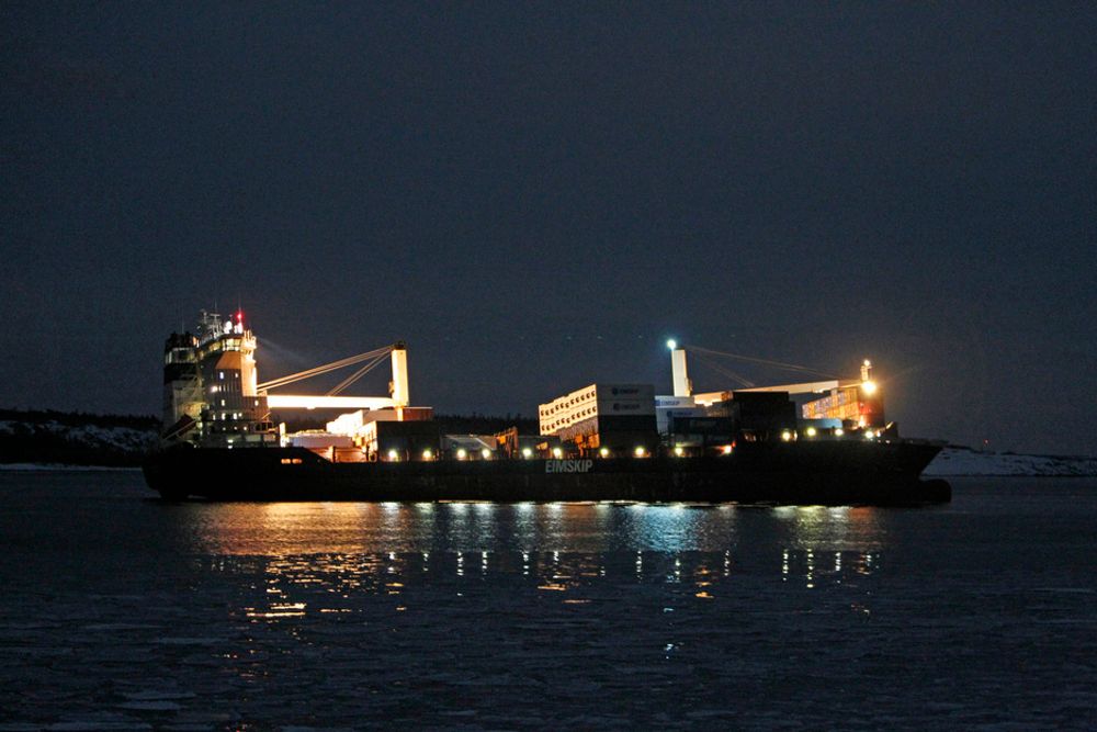 Containerskipet Godafoss gikk på grunn utenfor Hvaler torsdag kveld i 20-tiden. Det er observert olje i sjøen ca 1 km fra skipet. Losen skal ha gått ombord like før grunnstøtingen inntraff.