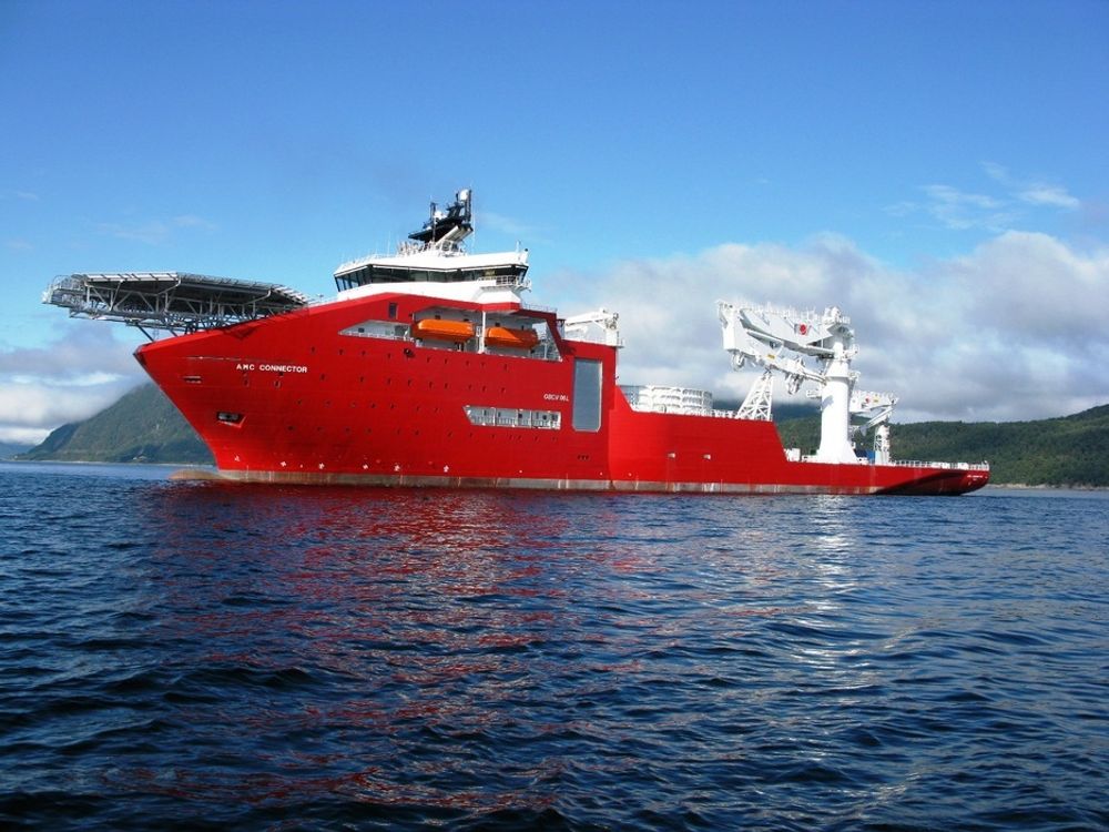 TESTET: Verdens mest avanserte subsea-konstruksjonsfartøy , AMC Connector kan legge 9.000 tonn kabel på 3.000 meters dyp på en tur. Skipet  er 157 meter langt og 32 meter bredt.