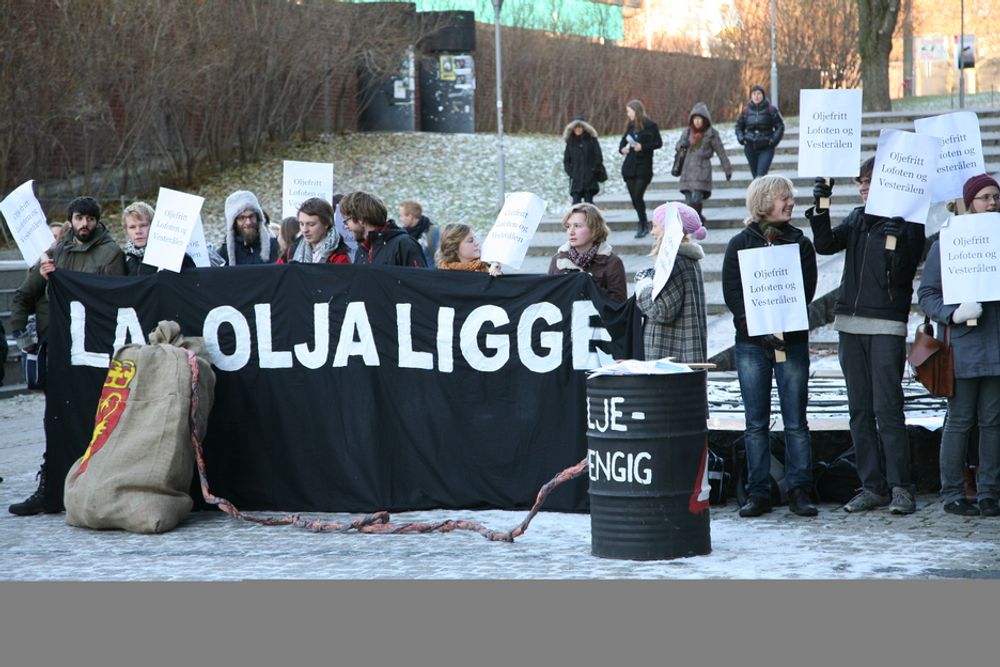 AVFEIER MOTSTANDEN: Demonstrasjon mot oljeboring i forbindelse med en forelesning statsminister Jens Stoltenberg nylig holdt i Oslo. Norsk Industri viser ingen forståelse av oljemotstandere som ikke ønsker en konsekvensutredning av eventuell oljeboring.