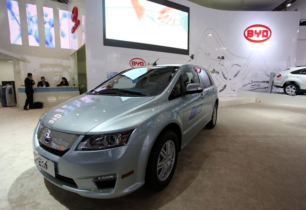 Dette er tredje år på rad at BYD har med seg elbilen E6 til Detroit. I 2009 var det prototypen og i fjor var det produksjonsmodellen. Det er det også i år. Ambisjonene er noe nedjusterte. I fjor uttalte BYD at de aktet å selge 800 000 eksemplarer av bilen i 2010. Nå er planen å lansere bilen globalt først i 2012. Elbilen testes for tiden ut hjemme i Kina.