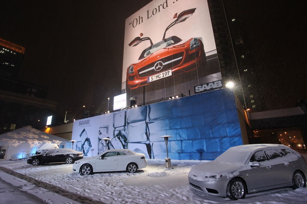 Saab hadde ikke akkurat sikret seg kremplassen på årets bilmesse i Detroit. Som eneste produsent sto de utendørs i snøværet. Til sammenligning hadde Mercedes-Benz kostet på seg å dekorere et helt høyhus med en SLS-reklame.