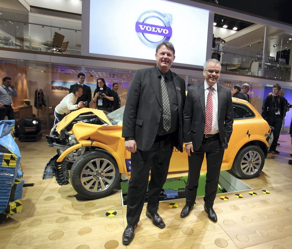 Volvo-sjef Stefan Jacoby (t.h) og Jan Ivarsson, sjef for sikkerhetssenteret, hadde med seg en krasjtestet elektrisk C30 til Detroit. Svenskene (kineserne) har ambisjoner om å ta med seg sitt gode sikkerhetsrykte når de begynner å produsere elbiler.