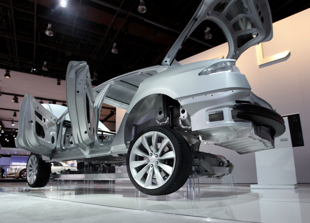 Tesla fokuserte på all engineeringarbeidet de har lagt ned i sin kommende elbilmodeller. De stilte ut aluminiumskarosseriet til en Model S som skal lanseres neste år.