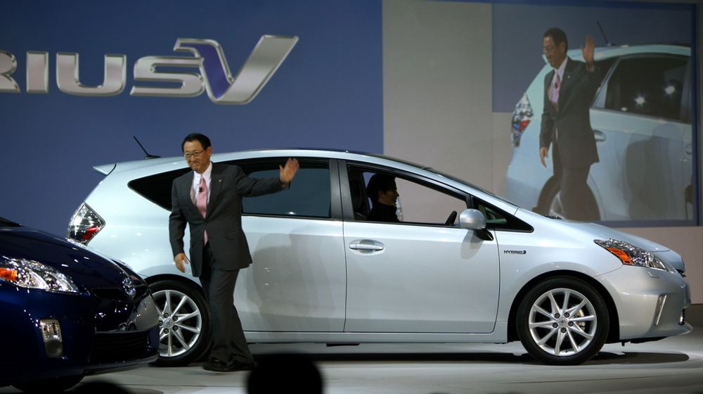 Toyota-sjef Akio Toyoda viste fram Prius V - en noe forstørret variant av hybridsuksessen. I første omgang er denne myntet på Nord-Amerika og Japan.