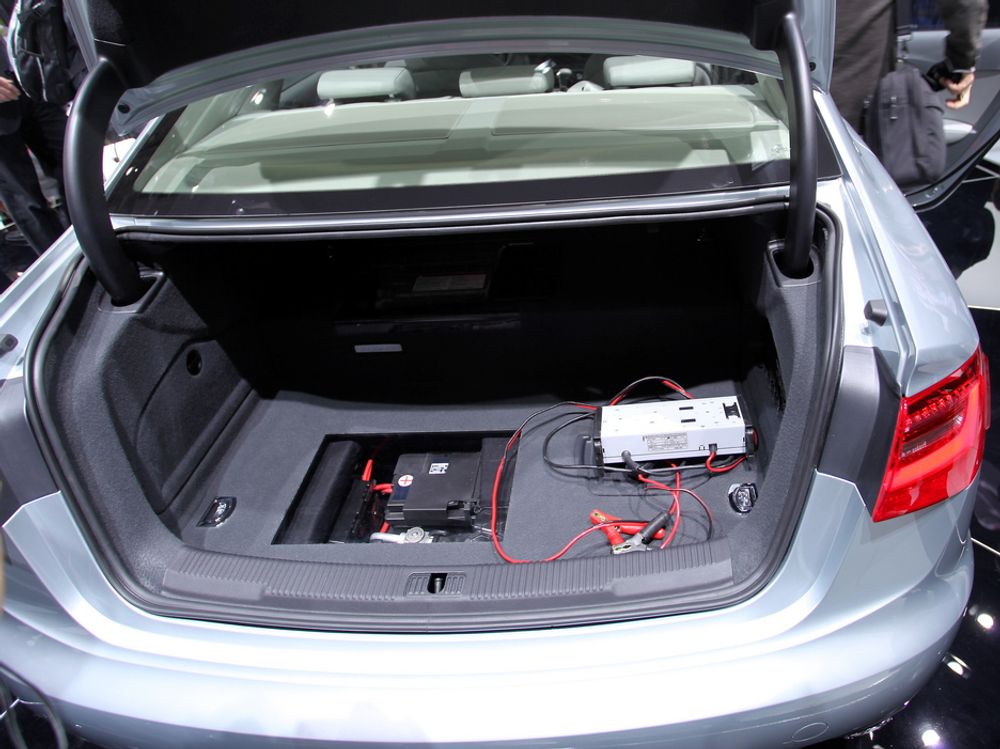 Det vesle 1,3 kWh litiumionebatteriet er plassert i bagasjerommet på Audi A6 hybrid.