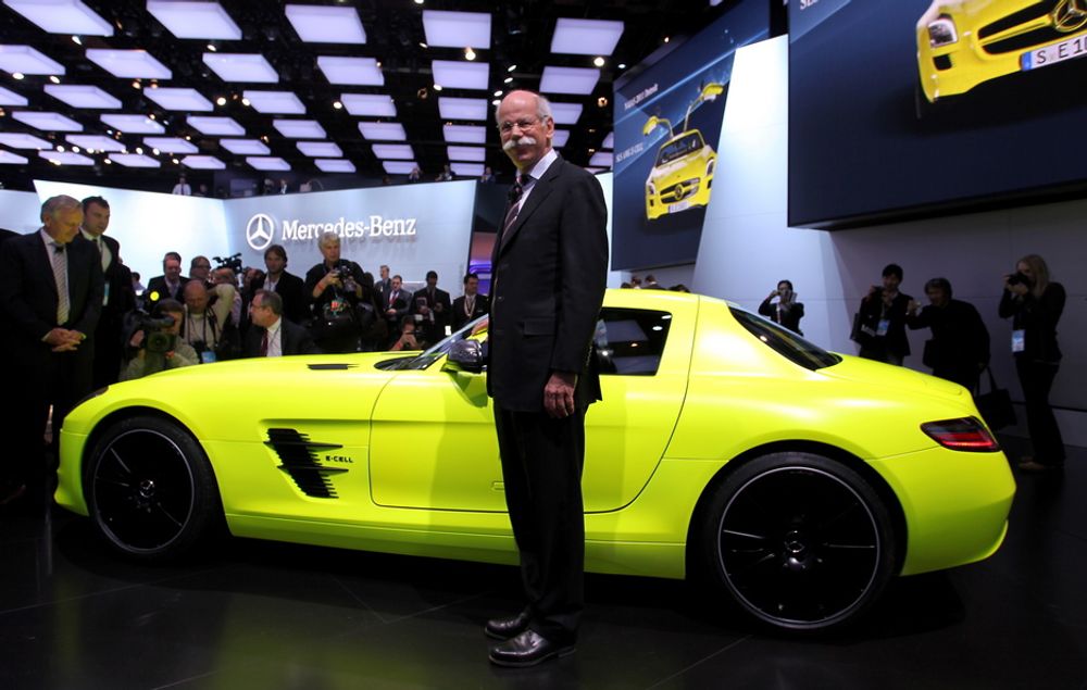 Mercedes-Benz-sjef, dr. Dieter Zetsche, hadde ingen nye modeller å vise fram i Detroit, men kunne sole seg i glansen av elbilen SLS AMG E-Cell som skal settes i produksjon neste år. MB gjorde litt narr av konkurrenter som kommer trekkende til bilmesser med diverse elektriske modeller som knapt klarer å komme seg ut på scenegulvet for egen maskin.