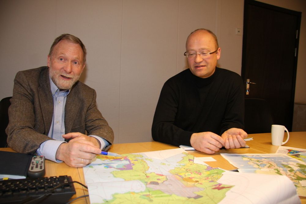 PLANER: Kommunalsjef for samfunnsutvikling, Arve B. Nyland, og Plan- og bygningssjef, Ståle Undheim i Sola kommune med kart over Risavika.