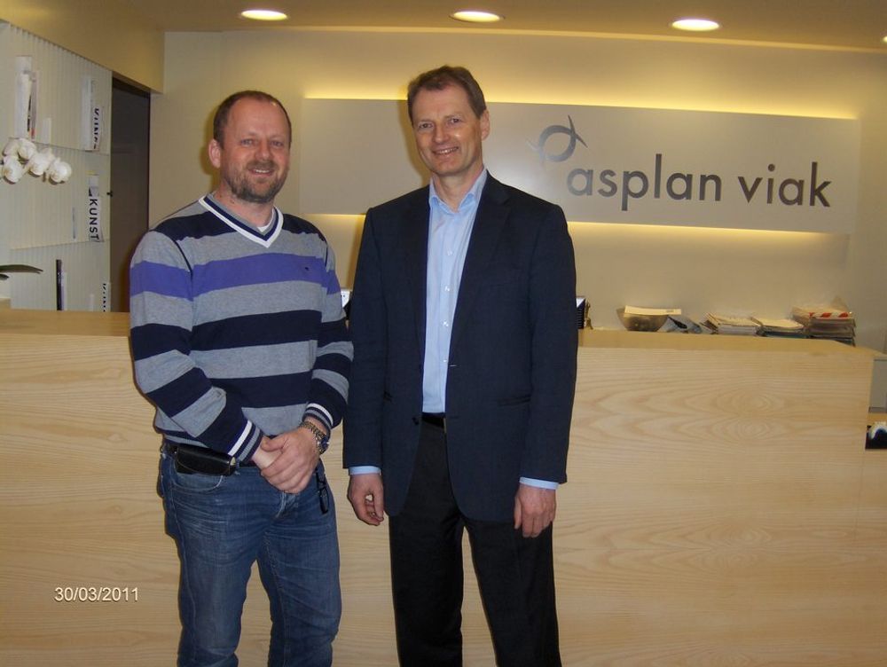 SAMMEN: Petter Nome, til venstre, har solgt selskapet sitt til Asplan Viak, her representert ved administrerende direktør Øivind Mork.