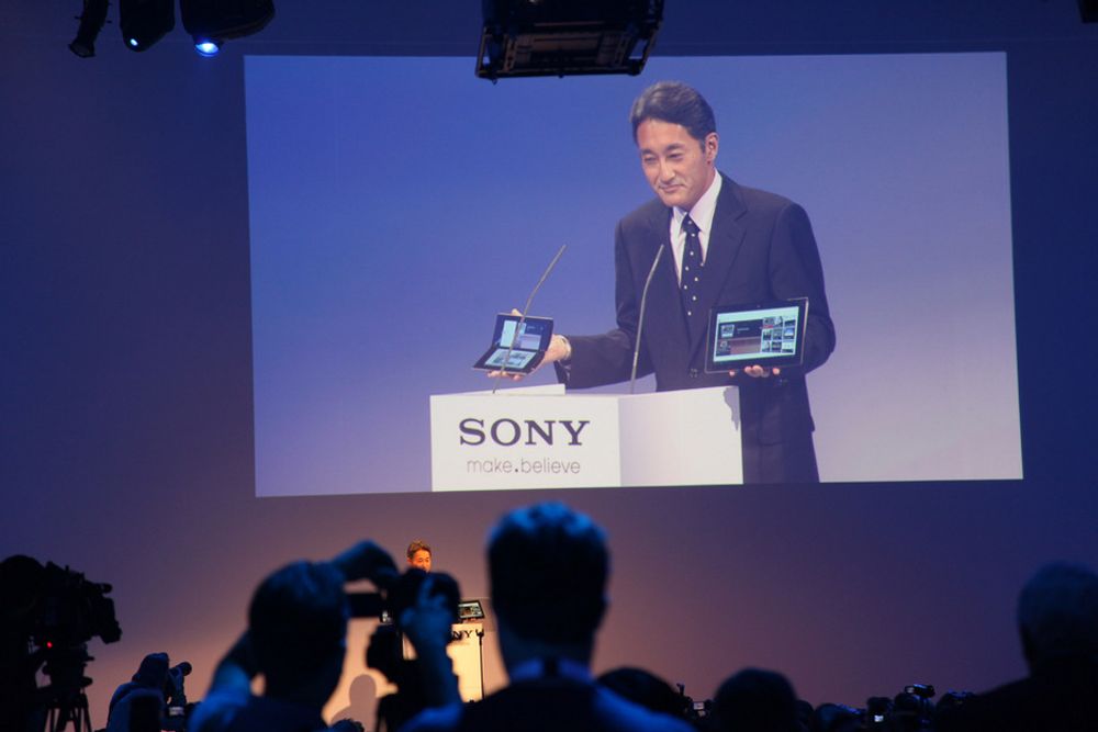 Sonys nestsjef Kaz Hirai viser frem Sony Tablet S og Tablet P til fremmøtte journalister på IFA i Berlin.