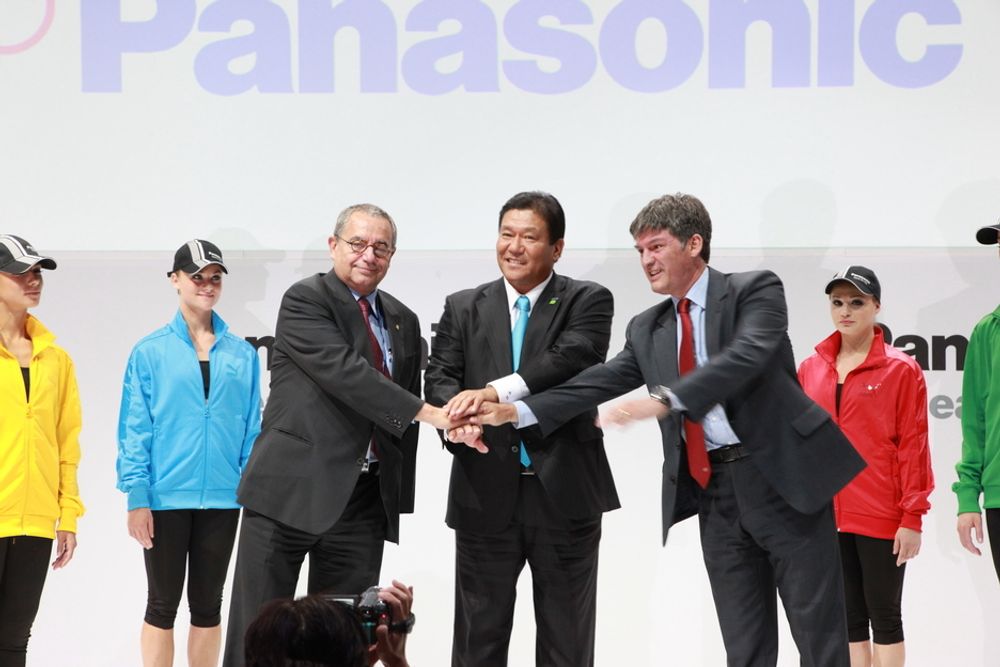 Panasonic-sjef Takumi Kajisha (i midten) og sjef for de olympiske TV-sendingene, Manolo Romero, tok hverandre symbolsk i hendene for å annonsere at neste års OL skal sendes i 3D.