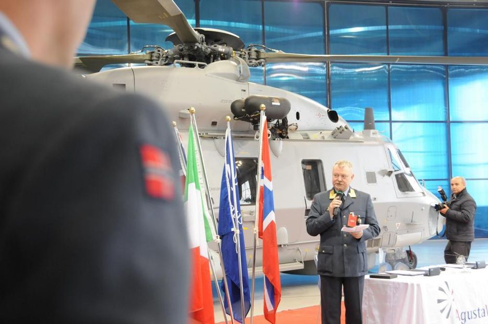Brigader Frode R. Flølo, som er sjef Flo Luftkapasiteter, under overleveringsseremonien for det første norske NH90-helikopteret hos AgustaWestland i Milano torsdag.