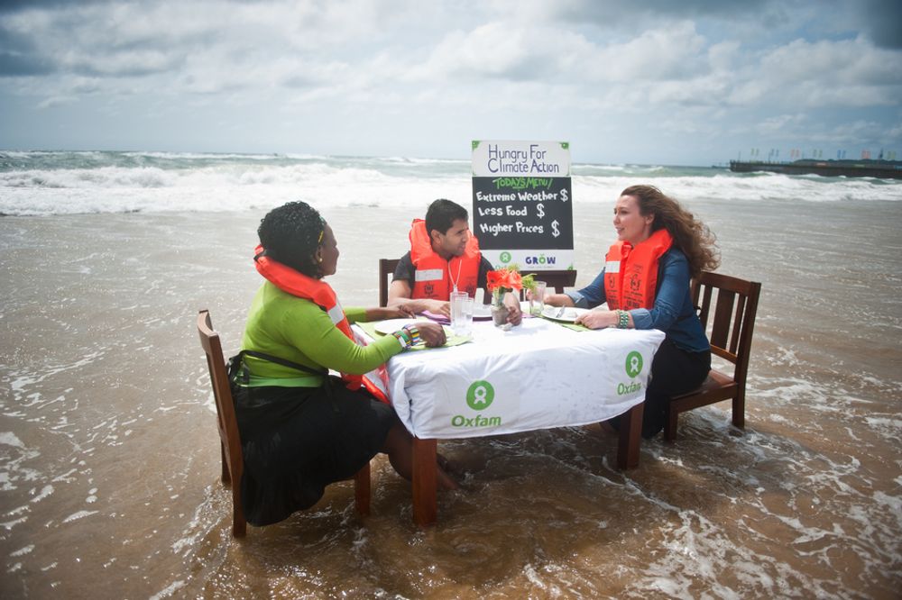 Organisasjonen Oxfam demonstrerer mot konsekvensene av klimaendringer på stranden under klimatoppmøtet i Durban i Sør-Afrika.