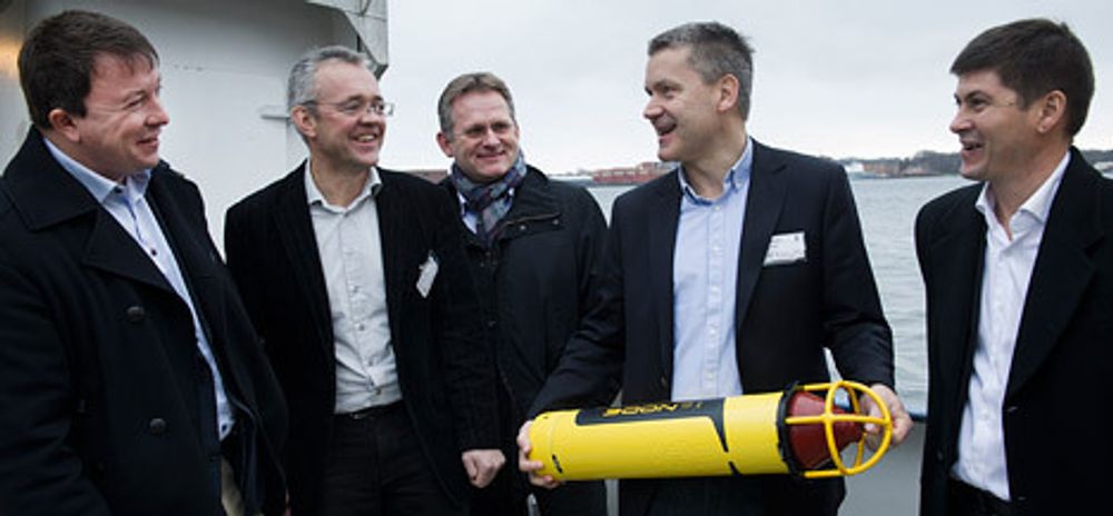 Karl Johnny Hersvik (Statoil), Jens Erik Ramstad (Det Norske Veritas), Morten Thorkildsen (IBM), Vidar Hepsø (Statoil), og Even Aas (Kongsberg Oil &amp; Gas Technologies) ombord i fartøyet Simrad Echo. (Foto: Ole Jørgen Bratland/Statoil)