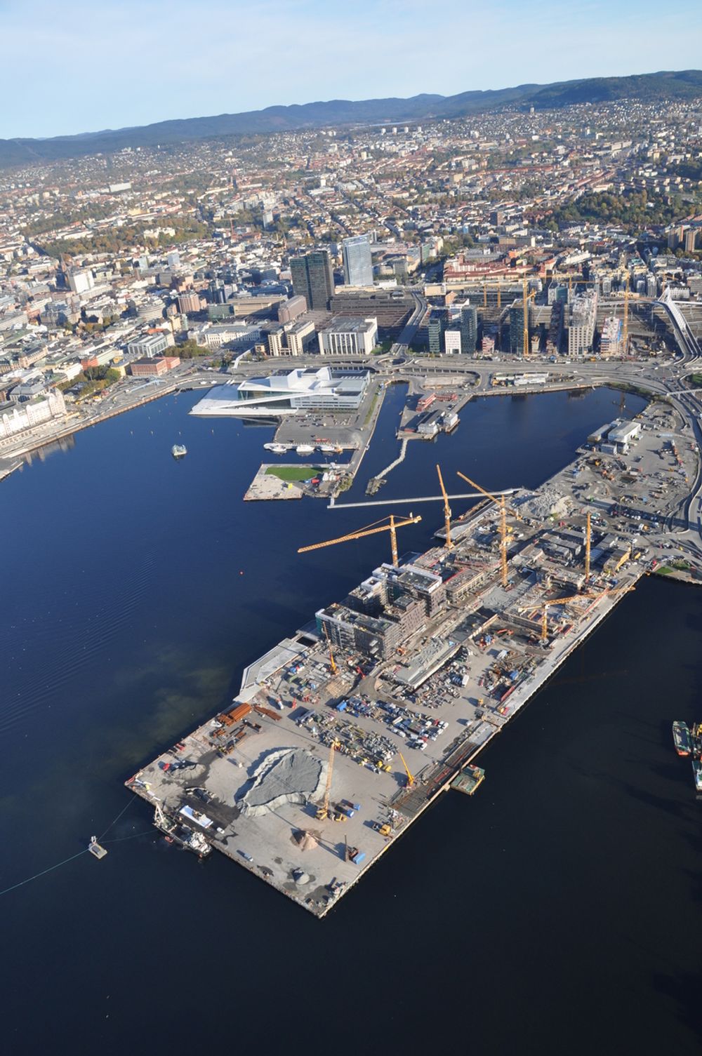 BADESTRAND: Det skal bli badestrand og marina på Sørenga (i midten av bildet) og med Midgardsormen håper VAV-etaten å få bedret badeforholdene i Bjørvika betydelig.