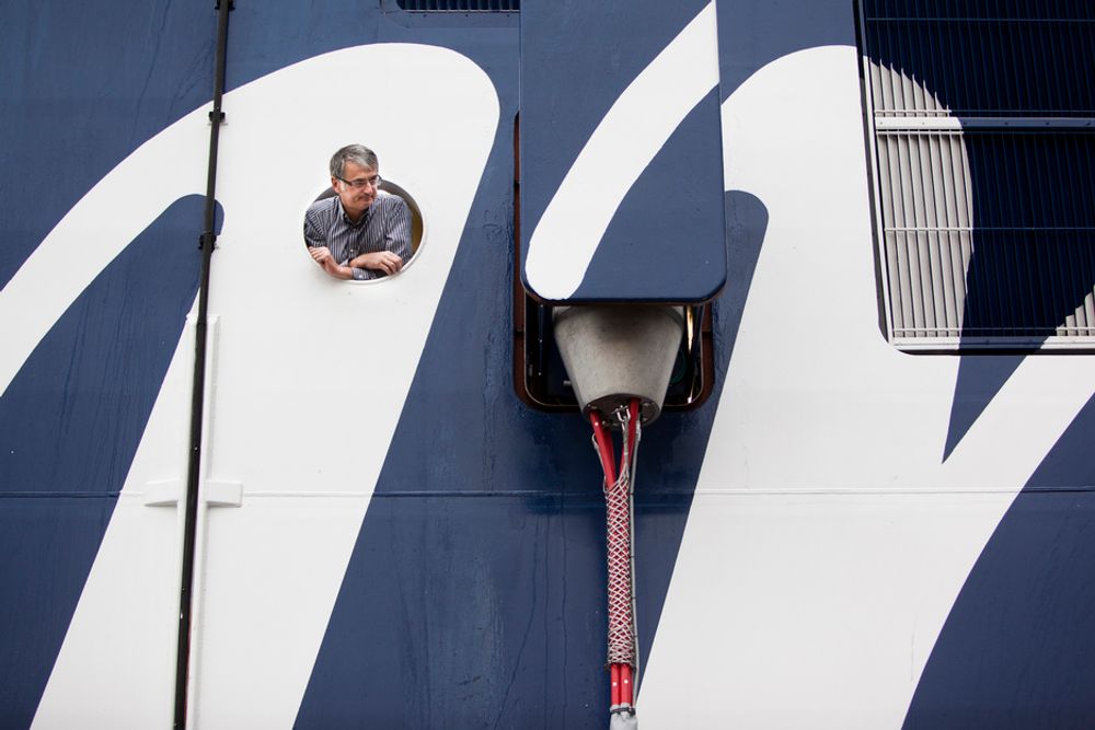 KOBLET: Direktør Damien Feger i franbske NG2 har utviklet stikkontakten som kobler Color Magic med en kabel med 1100 volt fra Hafslud Nett.