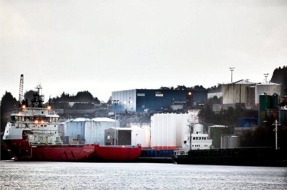 SPRENGT: Her kommer forsyningsskipene inn med farlig avfall fra Statoils plattformer og leverer til tankene hos DVS Norge. Selskapet utvider nå behandlingsanlegget for farlig avfall på Mongstad, men er forsinket. DVS har foreløpig ikke kapasitet til å behandle alt de får betalt for å ta imot.
