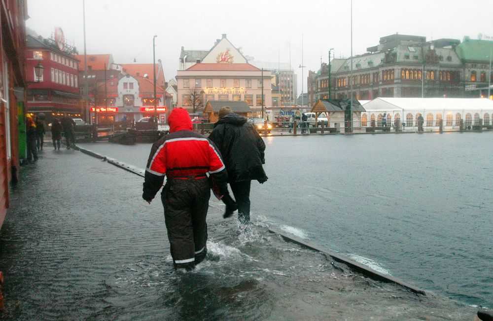 BERGEN: I 2005 gikk vannet over kaikanten i Bergen. Det var den gangen stormen Inga som skapte store oversvømmelser flere steder i landet. I fremtiden kan slikt skje oftere, men ansvarsforholdet hos myndighetene er fortsatt uklart.