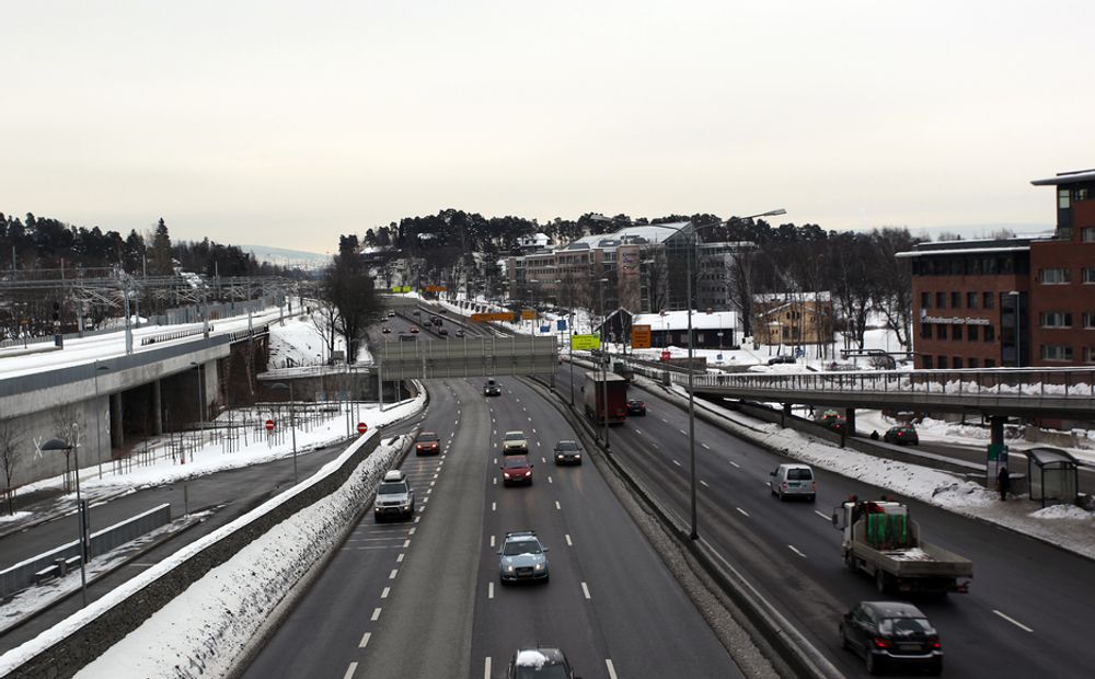 Beboerne i de store byene er mest fornøyde med veistandarden. Her E18 ved Lysaker i Oslo.