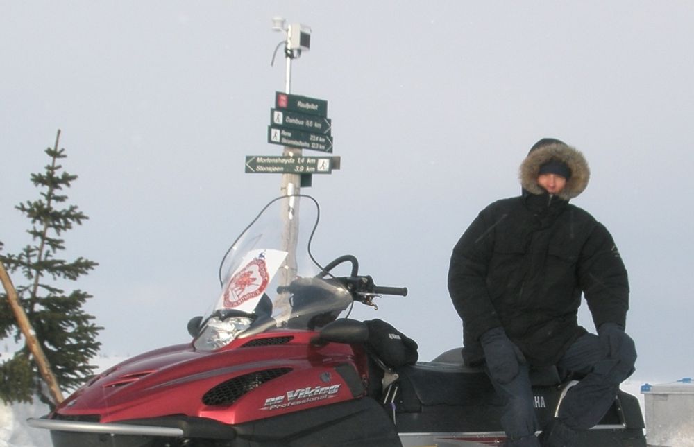 UT PÅ TUR: Daglig leder Johan Ivarson hos WNC måtte ut med snøscooter for å korrigere sensorene da snøtemperaturene ikke var pålitelige.