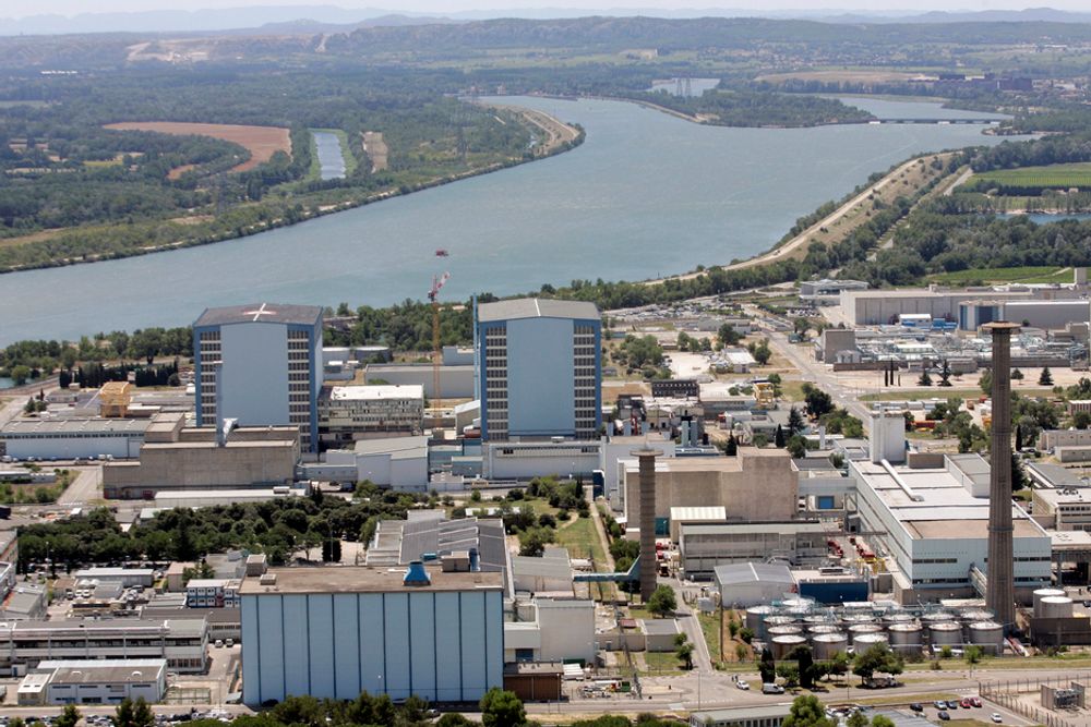 En person har omkommet og fire er skadd i en eksplosjon ved et atomanlegg i Marcoule i Sør-Frankrike. Det er ikke registrert radioaktive utslipp, ifølge det franske strålevernet. Eksplosjonen skjedde i en fabrikk tilhørende Centraco, en filial av det franske elektrisitetsselskapet EDF.