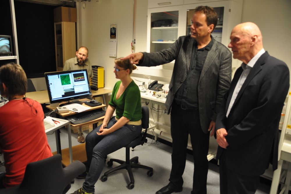 NEVROBIOLOGER: Fred Kavli får møte en nevrobiologisk forskningsgruppe ved UiO.