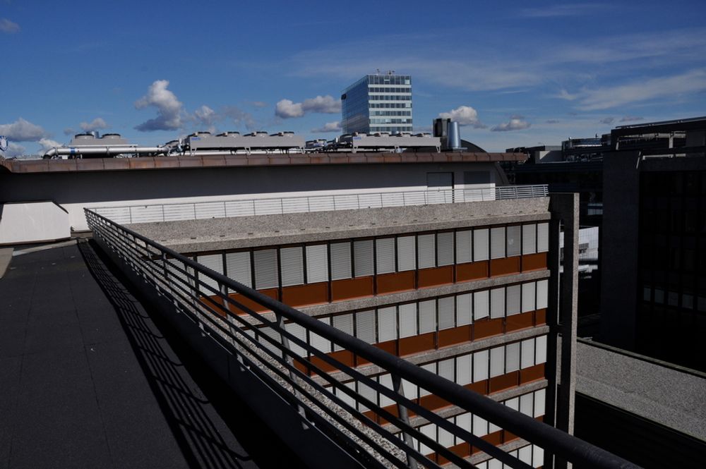 TAK: Utsikt fra takterrassen på NVE-bygget.