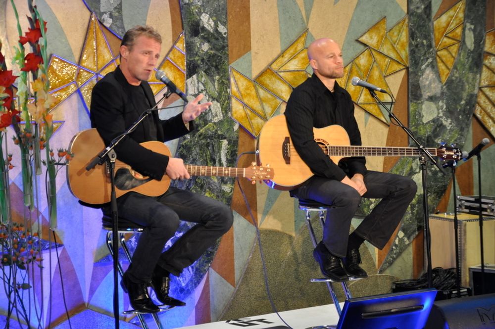 SANG: Jo Nesbø sang og underholdt på åpningen av NVE-bygget.