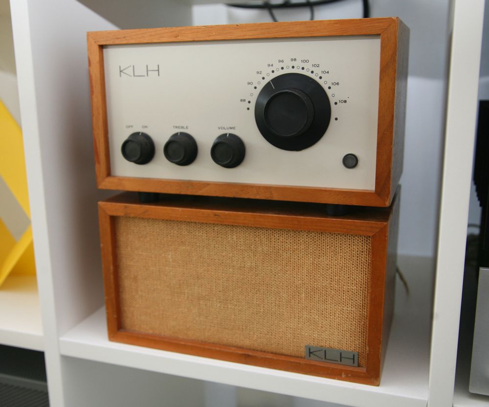 HiFi: Erling Neby har tjent seg rik på import av radioene fra Tivoli Audio. Dette er denne radions forgjenger fra 1959. K-en står for Kloss. Henry Kloss var en av to gründere av Tivoli Audio.