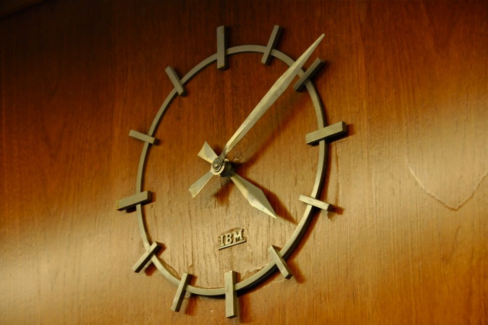 VINTAGE: Klokkene i NVE-bygget er laget av IBM.