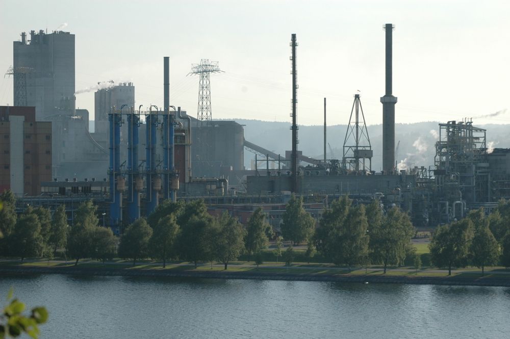 KRAFTKREVENDE: Landets største industriområde ligger på Herøya i Porsgrunn. På bildet ses Yaras gjødselfabrikk.
