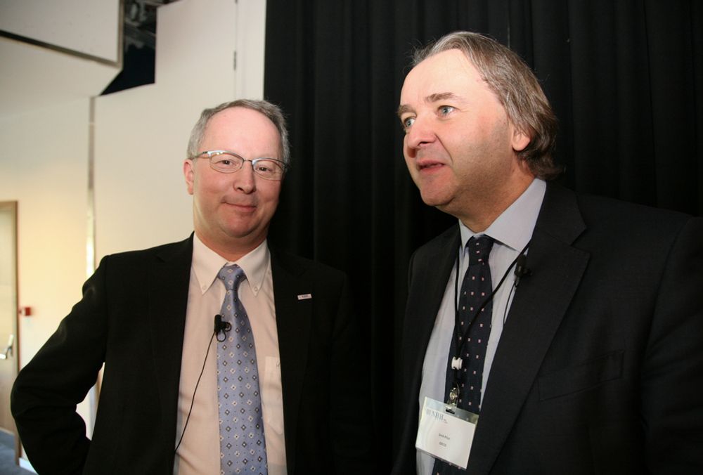 KONFERANSE: OECDs Dirk Pilat (til høyre) og NHH-rektor Jan Haaland er enige om at næringspolitiske tiltak må treffe.