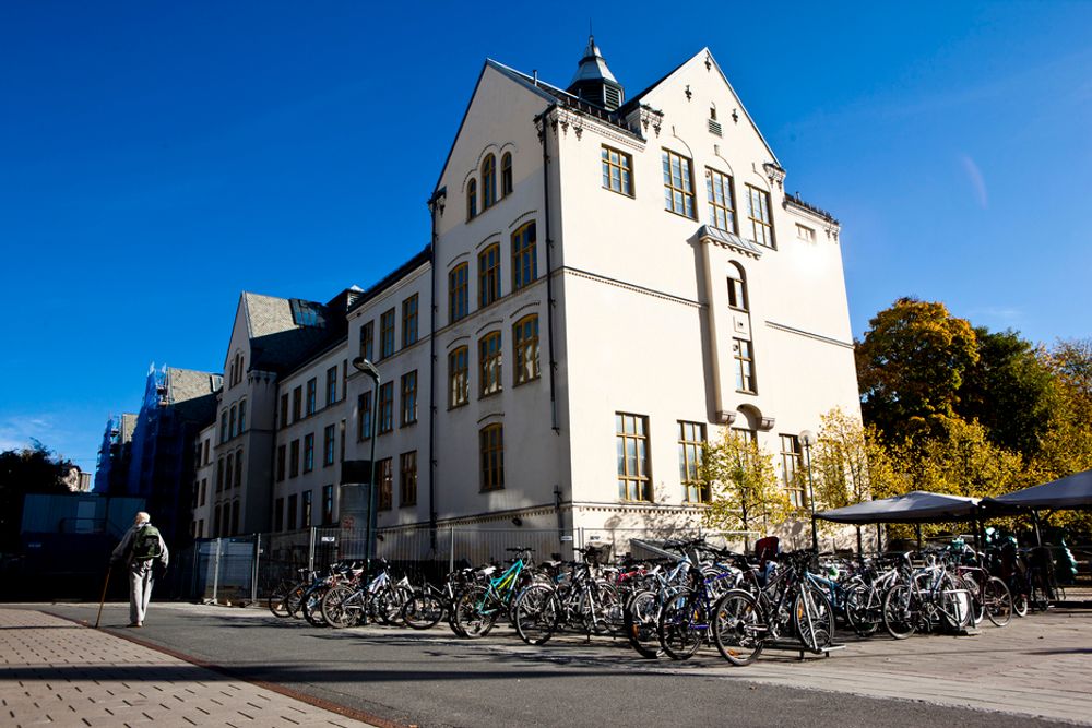 Tilsynelatende normalt på Majorstuen skole torsdag formiddag. Alle Oslo-skolene er stengt eller omorganisert på grunn av eksplosjonsfare i brannslokningsapparater.