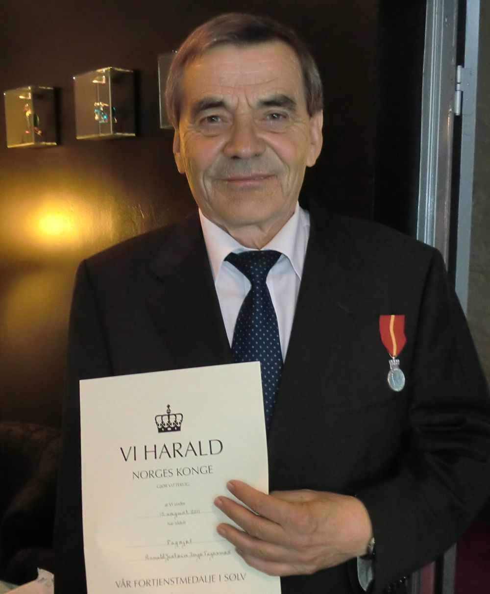 MEDALJE: Pensjonert fagsjef Ronald Fagernes fra Norsk Industri fikk overrakt kongens fortjenstmedalje i søl vunder en middag forrige uke.