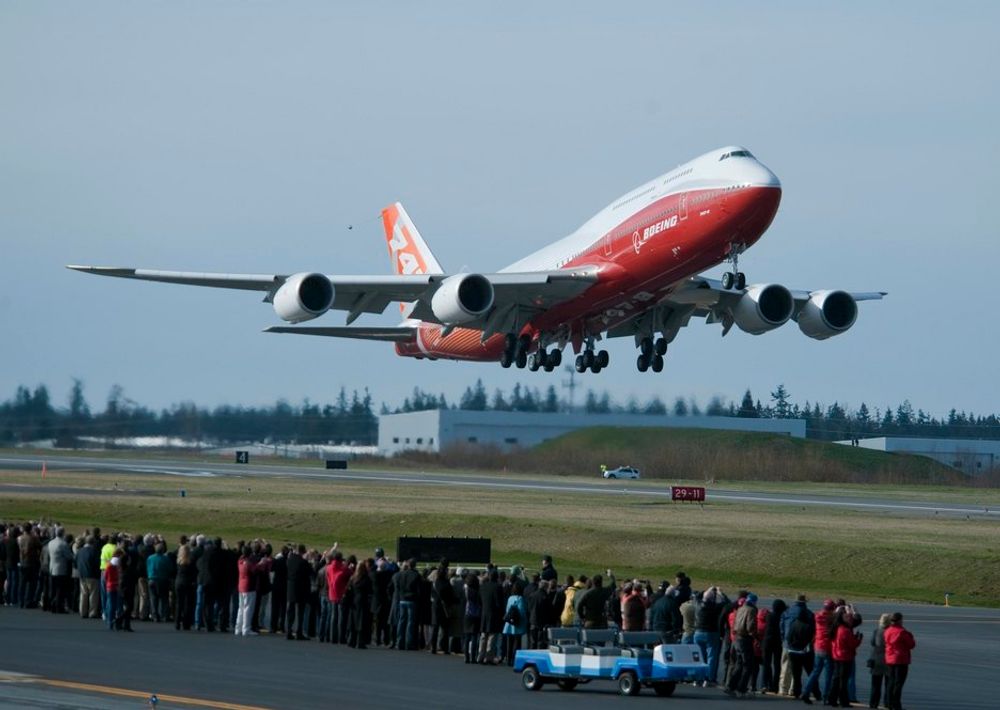 Som vanlig er når et nytt Boeing-fly skal i lufta for første gang, var Paine Field fylt opp av tilskuere i går formiddag da 747-8I tok av.