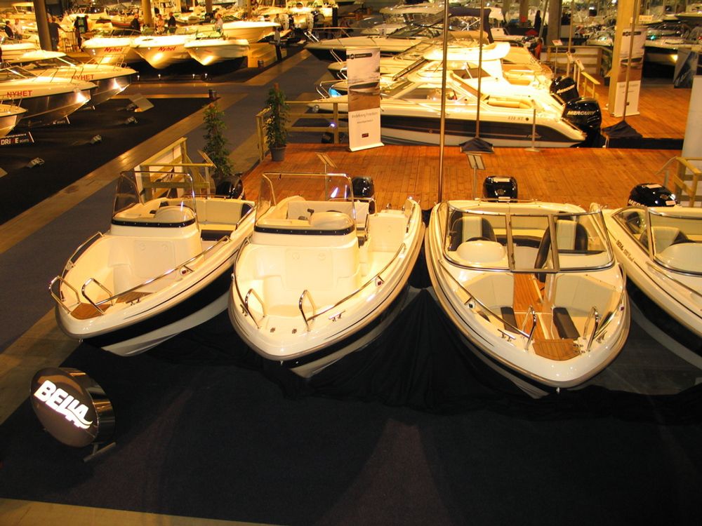 NESTEN ÅPEN: Båter av typen bow rider (til høyre) øker i popularitet. Fritidsskipperne setter pris på at det er lettere å legge til, som med en skjærgårdsjeep (de to til venstre), samtidig som det er mulig å krype i le bak vindskjerm og under en kalesje.