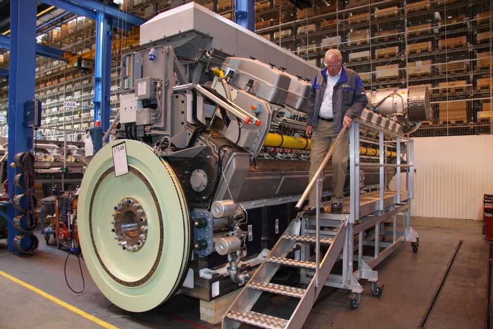 KLIMAVENN:  Salgsdirektør Odd Magne Horgen med en  ny generasjon LNG-motor i farbrikken til Rolls-Royce i Bergen. Ifølge DNV har den 13 prosent lavere klimautslipp enn dieselmotorer.
