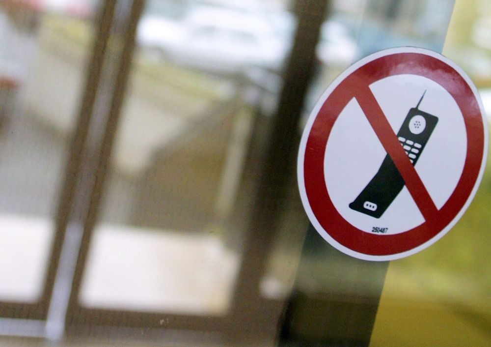 Over hele landet har det blitt ganske vanlig at skoler forbyr mobiltelefonbruk på skolen - enkelte skoler går enda lenger og forbyr elevene å fysisk ta med mobiltelefoner på skolen.