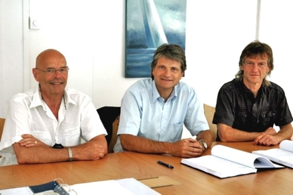 Kontrakten på anlegg av ny E 16 mellom Borlaug og Smedalsosen er underskrevet av  prosjektleder Oddvin Ylvisaker (til venstre), adm. dir. i Mesta Entreprenør Eivind Opedal og leder for Vegvesenets prosjektavdeling, Kjartan Hove.